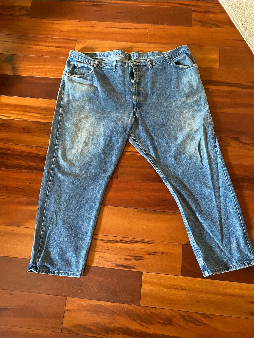 Wrangler Relaxed Fit Men's Denim Jeans - Light Blue Wash